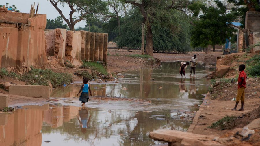 Los niños juegan en las calles inundadas del barrio de Nashahidi, en Zinder (Níger).