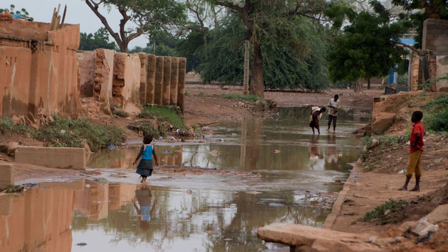 Los niños juegan en las calles inundadas del barrio de Nashahidi, en Zinder (Níger).