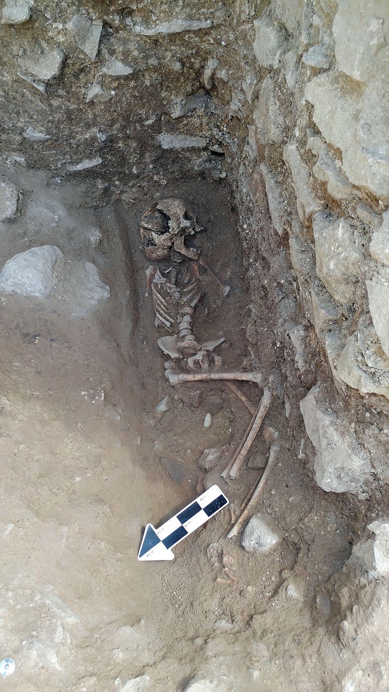 Tumba y restos del 'niño vampiro' encontrado en Lugnano, Italia