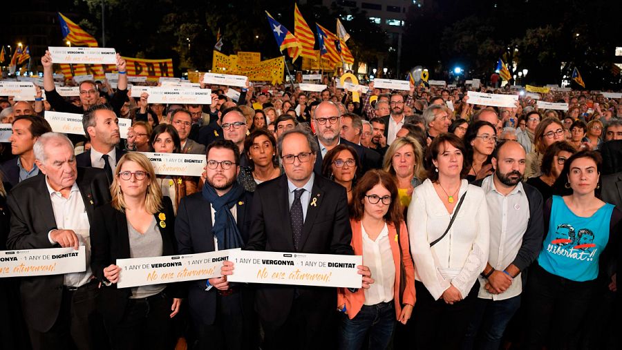 El presidente de la Generalitat, Quim Torra, y varios miembros de su Govern en la manifestación para reivindicar la libertad de los 'Jordis' en el aniversario de su encarcelamiento