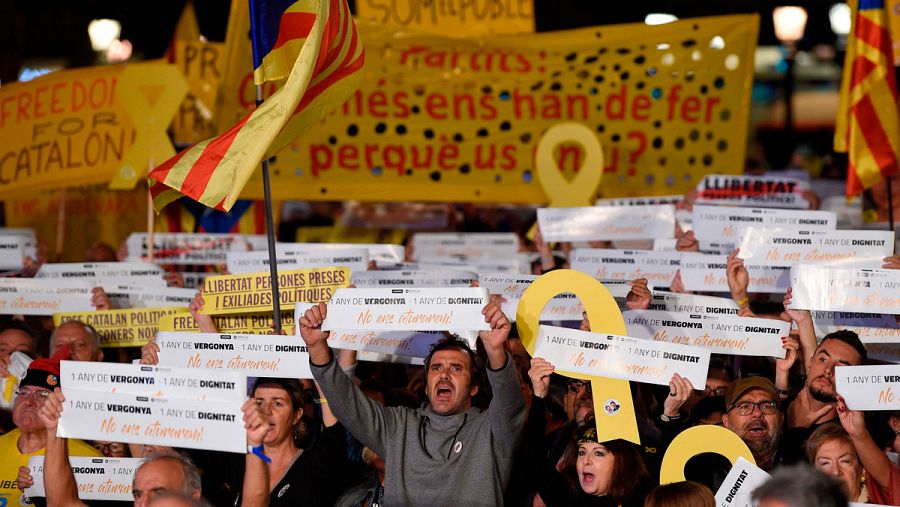 La Plaza de Catalunya de Barcelona ha sido el escenario de la concentración para exigir la libertad de los 'Jordis' un año después de su encarcelamiento