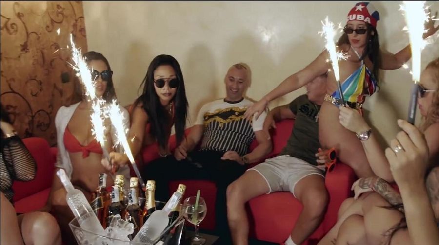 El líder de Los Castañas, en otra imagen del videoclip del cantante Clase A