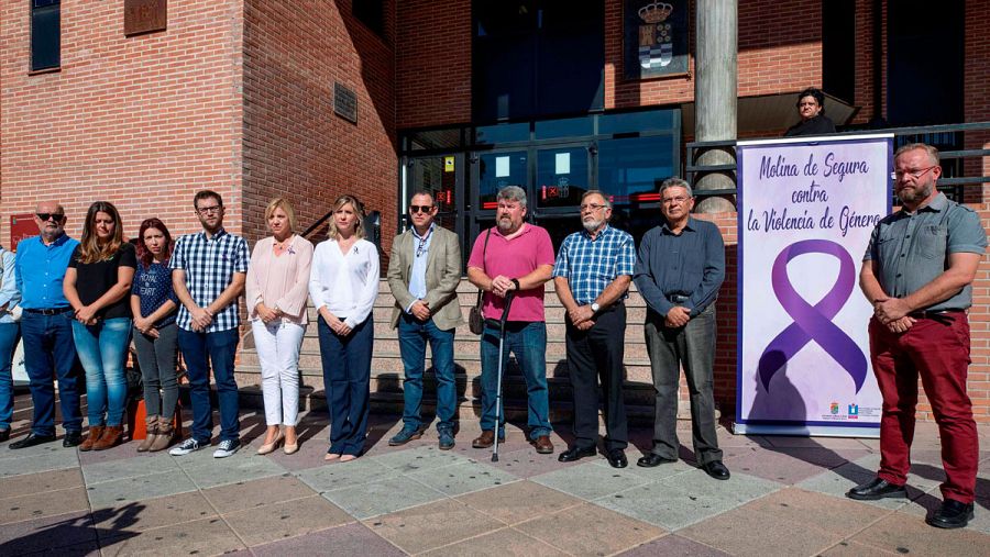 Concentración en Molina de Segura para rechazar la violencia machista tras la agresión a una vecina este martes.