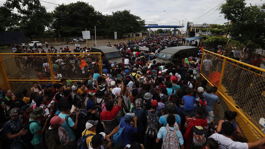 La caravana, que se dirige hacia Estados Unidos, cruzó a la fuerza el primer cerco policial de unos cien antimotines