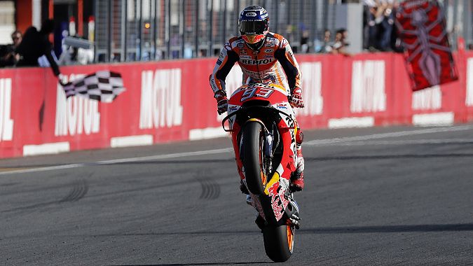 Marc Márquez celebra el título a su paso por meta en Motegi.