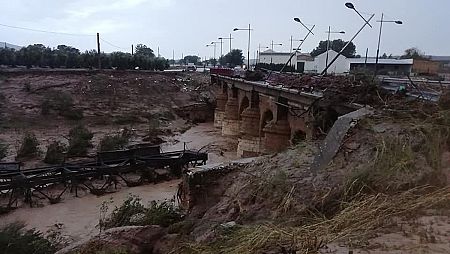 Imagen del estado del puente de la vía del tren en Aguadulce (Sevilla)