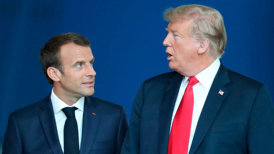 Macron y Trump conversan durante la cumbre de jefes de estado de la OTAN que se celebró en Bruselas el pasado mes de julio
