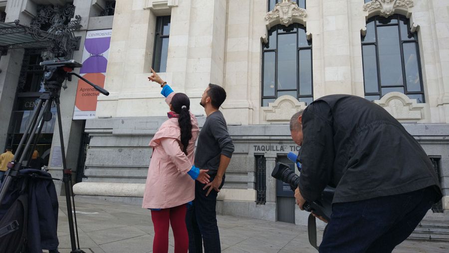 La activista colombiana Rudy Estela Posada ante el ayuntamiento de Madrid con el coordinador de la Fundación Mundubat