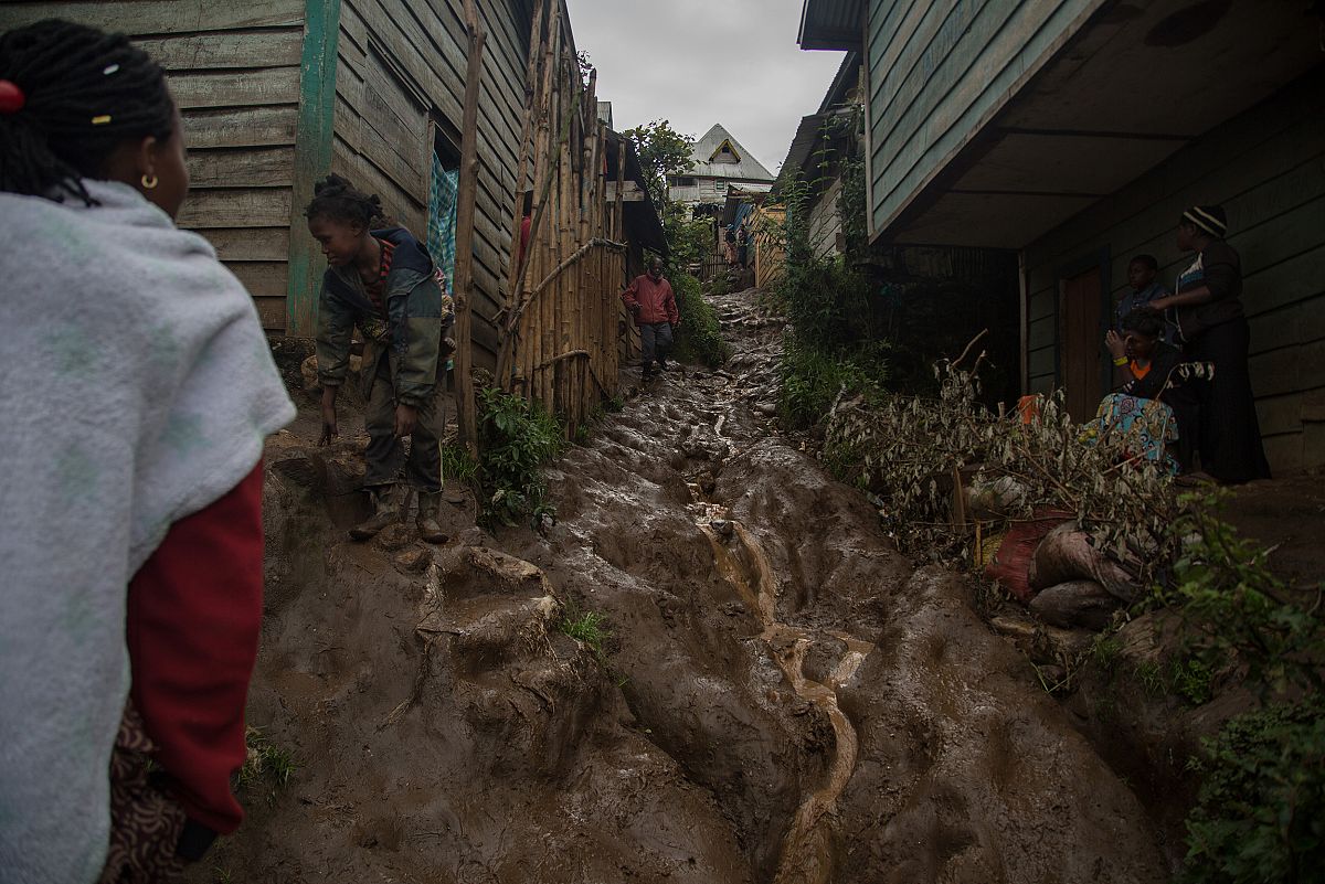 Un gran ro de barro sirve como calle de separacin a unas hileras de casas en Numbi.