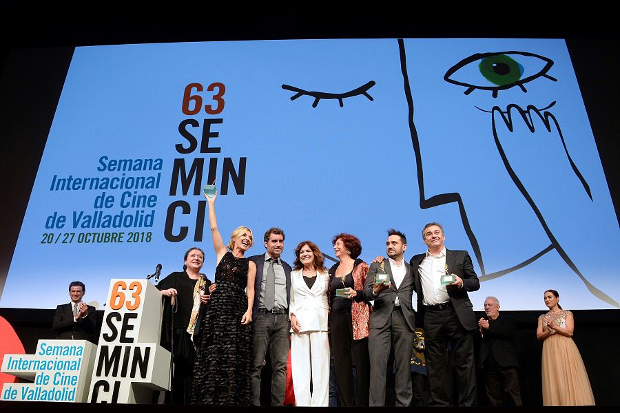 Suana del Pino, Cayetana Guillén Cuervo, Félix Piñuela y Paz Sufrategui (equipo de 'Versión Española'), junto al actor Eduard Fernández, el director Juan Antonio Bayona y la directora Icíar Bollaín con sus Espiahs de Honor.