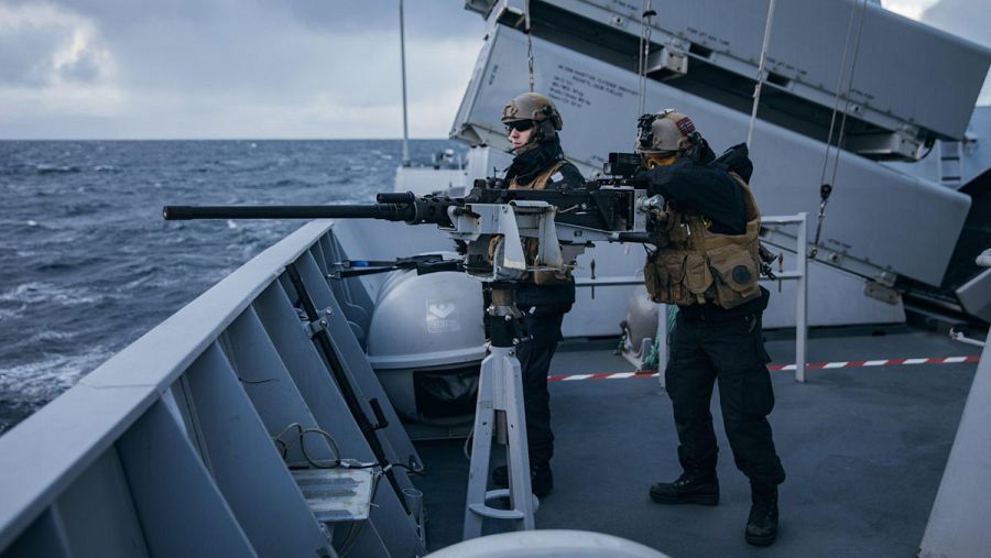 Artilleros de la Fuerza Naval de Noruega participan en un ejercicio a bordo de la fragata HNoMS Thor Heyerdahl.