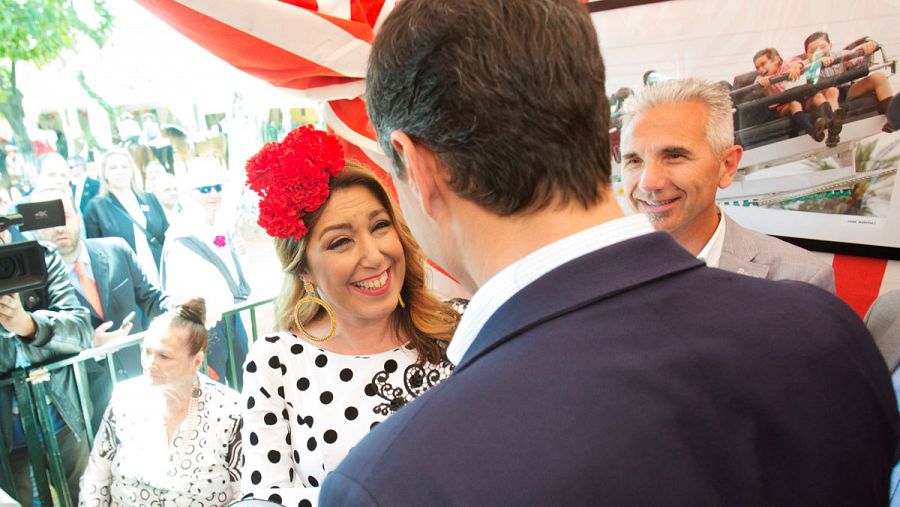 Sánchez y Díaz se saludan en la Feria de Abril de 2018.