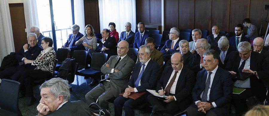 Chaves, Griñán junto a otros ex altos cargos del Gobierno andaluz