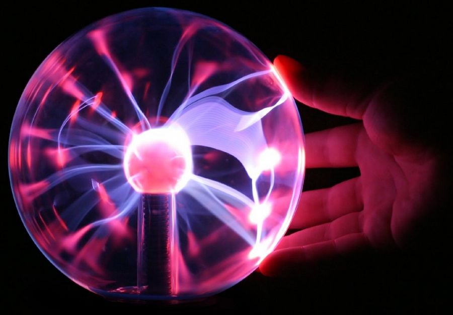 Una lámpara de plasma cambia su luz cuando se toca con los dedos