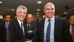 El expresidente de la RFEF, Ángel Villar, y el expresidente de la FCF, Andreu Subies, se dan la mano