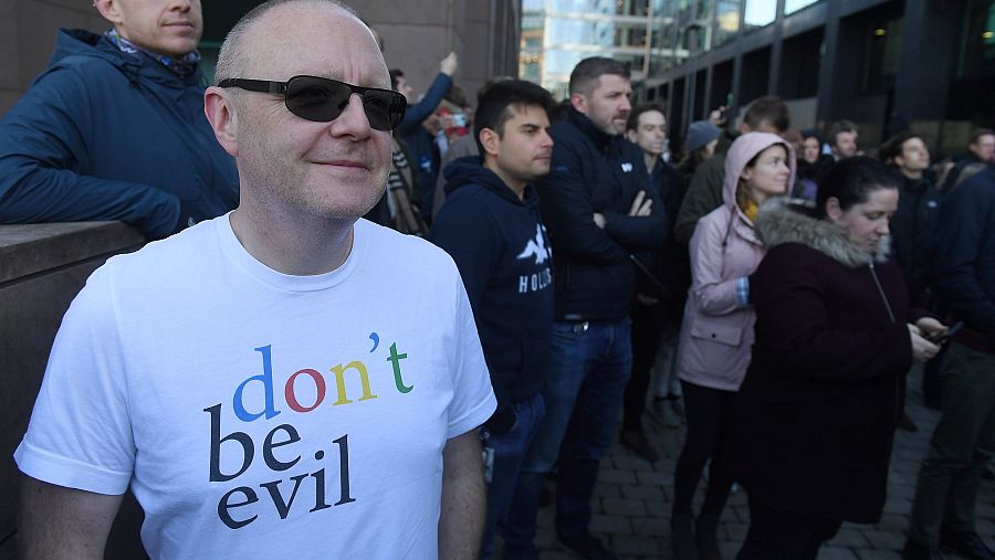 Un trabajador de Google en Dublín con una camiseta de 