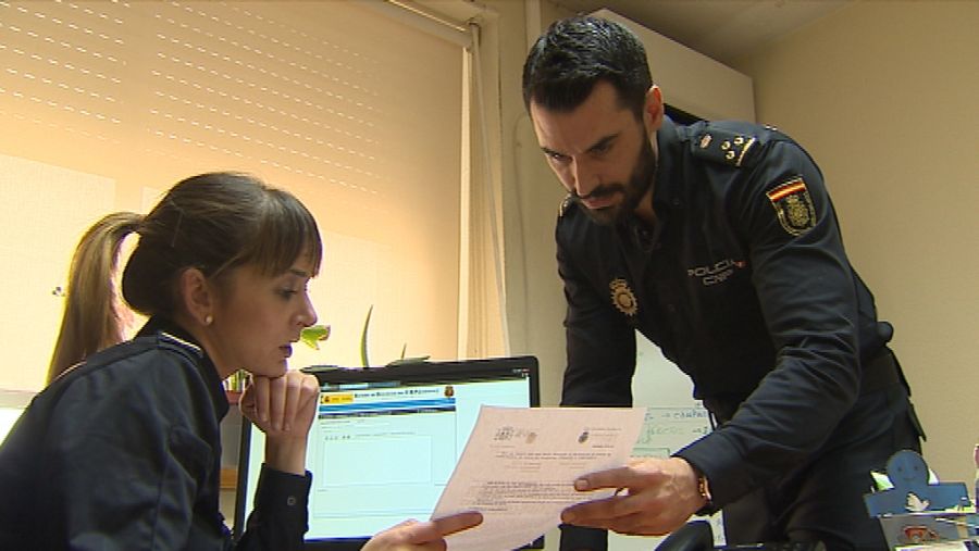 María Fernández y Miguel Camacho, policías nacionales, probando el VERIPOL