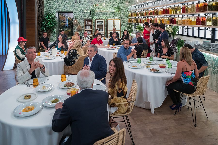 Cayetana Guillén Cuervo, Topacio Fresh y José Mota, entre otros amigos de los aspirantes