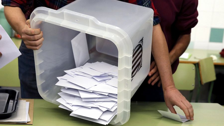Fotografía de archivo de una urna empleada en el referéndum del 1-O