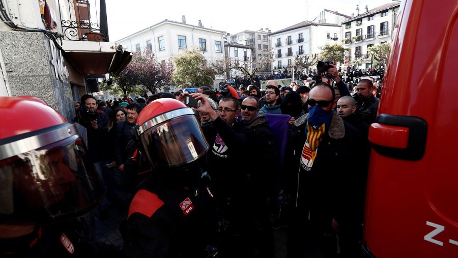 Efectivos de la Policía Foral frente a una manifestación en contra de la iniciativa España Ciudadana, impulsada por Ciudadanos, que se celebra en Alsasua