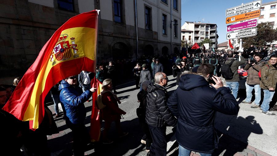 Varias personas con banderas de España van a la manifestación de España Ciudadana en Alsasua