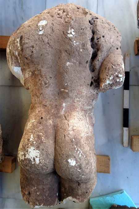 Estatua de un hombre joven desnudo encontrada en Atalanti