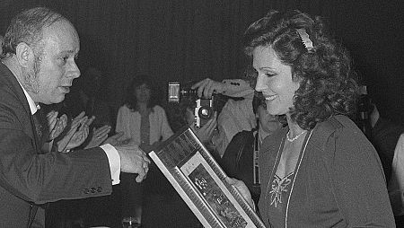 La presentadora de la Lotería, Marisa Abad, recibe el TP de oro en 1981