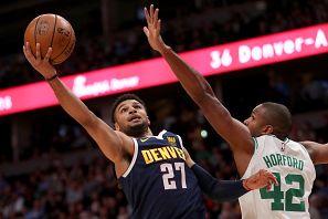 Jamal Murray lanza ante la defensa de Al Horford