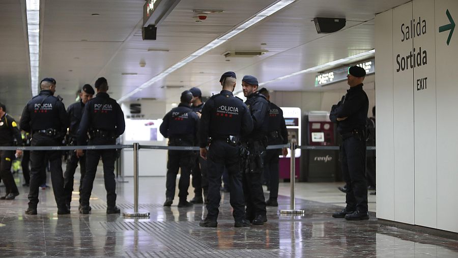 Mossos desalojan dos trenes del AVE en Sants al detectarse objeto sospechoso