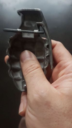 Detalle de la hebilla en forma de granada