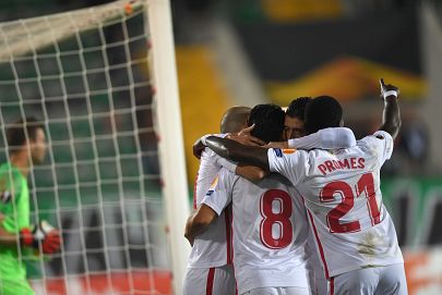 El Sevilla celebra el gol logrado por Banega, decisivo en su victoria en tierras turcas.