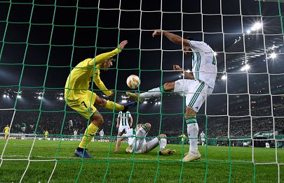 Moreno disputa un balón ante Marvin Potzmann del SK Rapid.