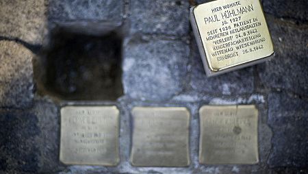Los 'stolpersteine' (tropiezos) son monumentos para recordar a las víctimas de los nazis.