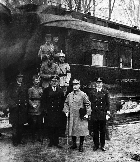 Firma del armisticio entre Francia y Alemania, en un vagón de tren en el bosque de Compiègne.