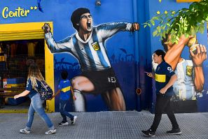 Aficionados de Boca, en los alrededores de La Bombonera, donde hay 'graffitis' de Maradona