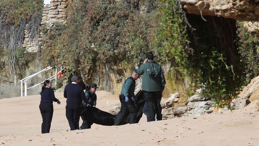 Imagen del rescate, el pasado viernes, de uno de los migrantes ahogados en Caños de Meca