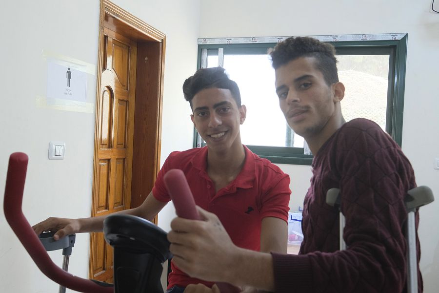 Los pacientes no solo reciben cuidados posoperatorios: también se trabaja en su rehabilitación con fisioterapia