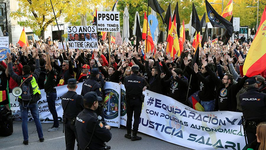 Policías y guardias civiles convocados por la asociación Jusapol frente al Congreso