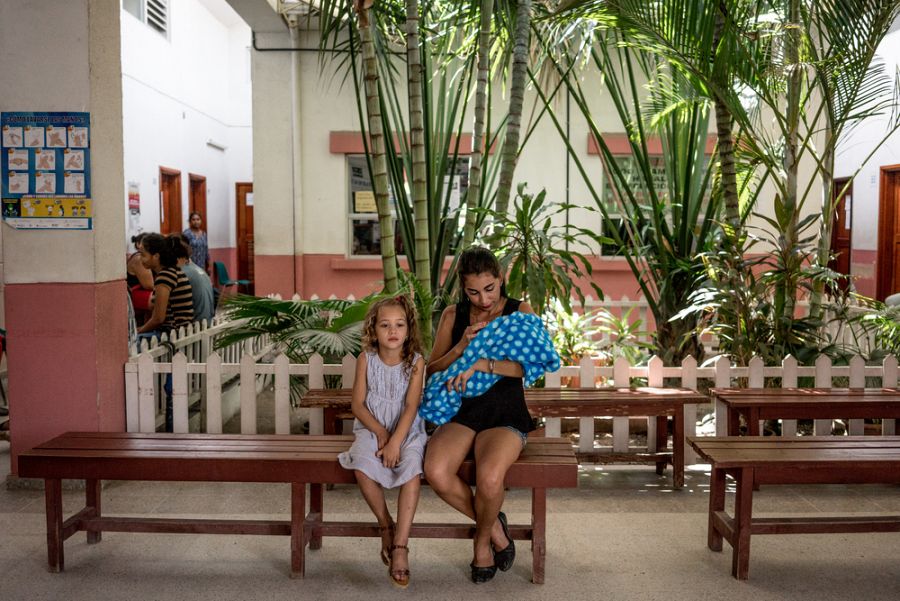 Merry Cáceres y su hija Camila, fotografiadas en la Maternidad y centro de salud Infantil de Choloma, Honduras