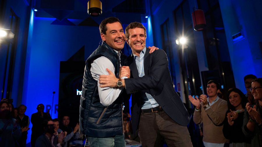 El presidente del PP, Pablo Casado, junto al candidato andaluz, Juanma Moreno, en el inicio de la campaña