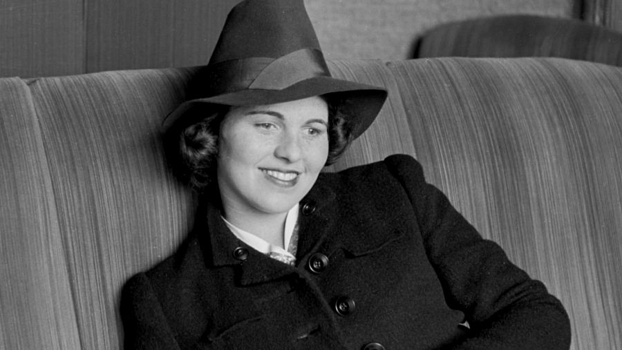 En 1941, a los 23 años, Rosemary Kennedy desaparece repentinamente de la vida pública después de sufrir una lobotomía impuesta por su padre