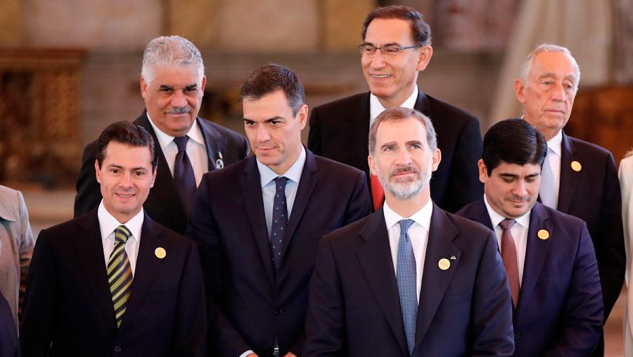 El rey Felpe VI de España, junto a los presidentes Martín Vizcarra, de Perú, Enrique Peña Nieto, de México, Pedro Sánchez, de España, Carlos Alvarado, de Costa Rica, entre otros