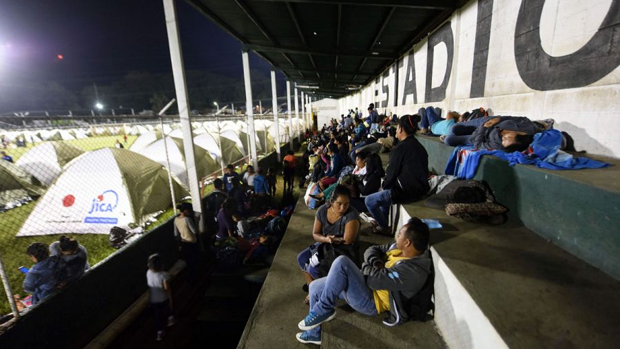 Afectados procedentes de varias comunidades cercanas al volcán de Fuego, han encontrado en un estadio del departamento de Escuintla, a 35 kilómetros al sur de la Ciudad de Guatemala, su refugio temporal.