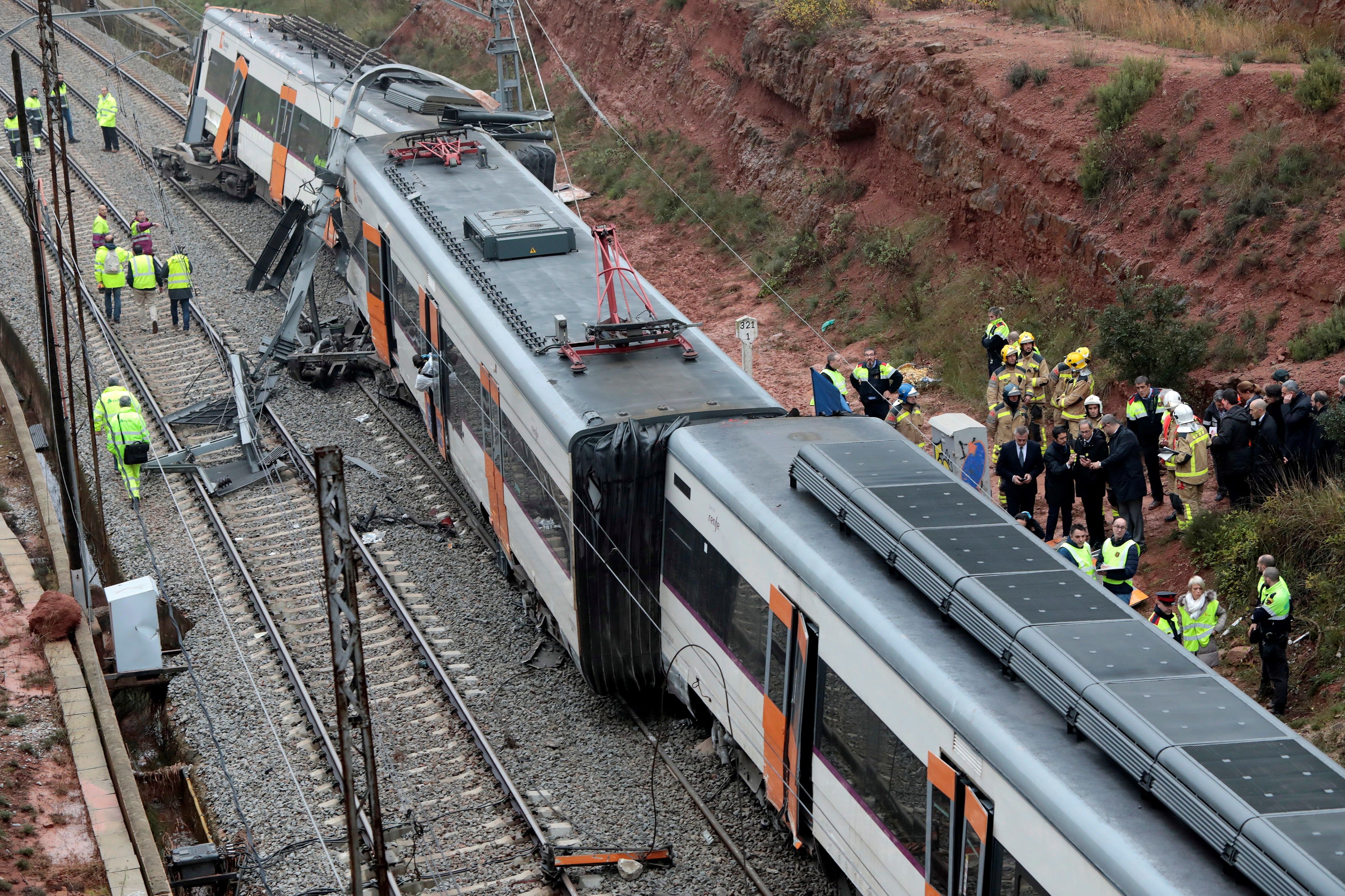 Un Muerto Y Cinco Heridos Al Descarrilar Un Tren En Barcelona Por Un ...