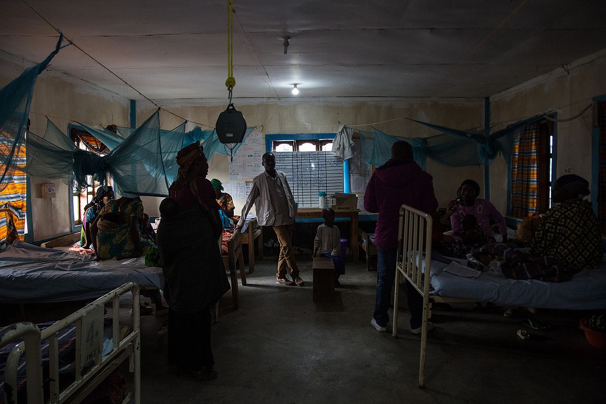 Interior del hospital de Numbi. Es la sala de pediatra con dos hileras de camas a cada lado, donde reposan varios nios y sus familiares.