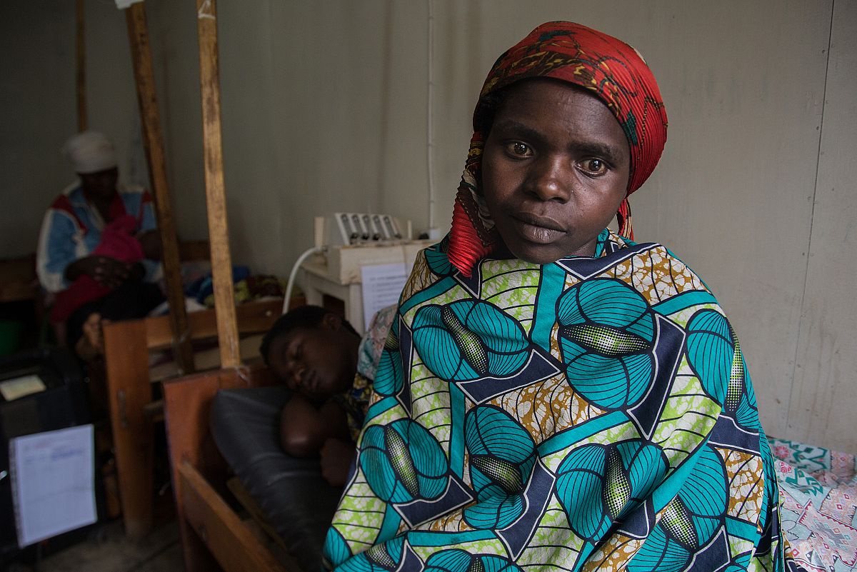 Tuisenge, una chica congoleña, recién llegada al hospital de Numbi espera sentada en la cama, con la mirada perdida.