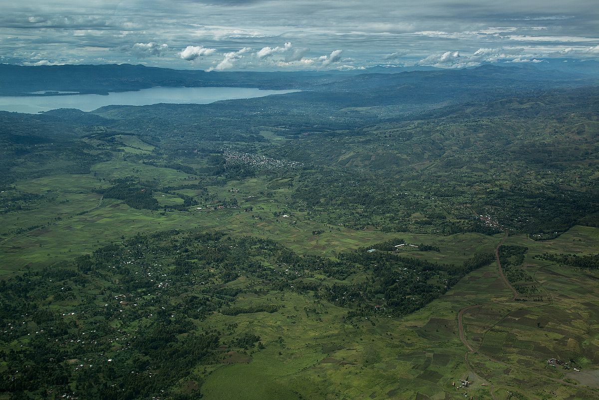 Vista area de la poblacin de Bukavy a orillas del lago Kivu.