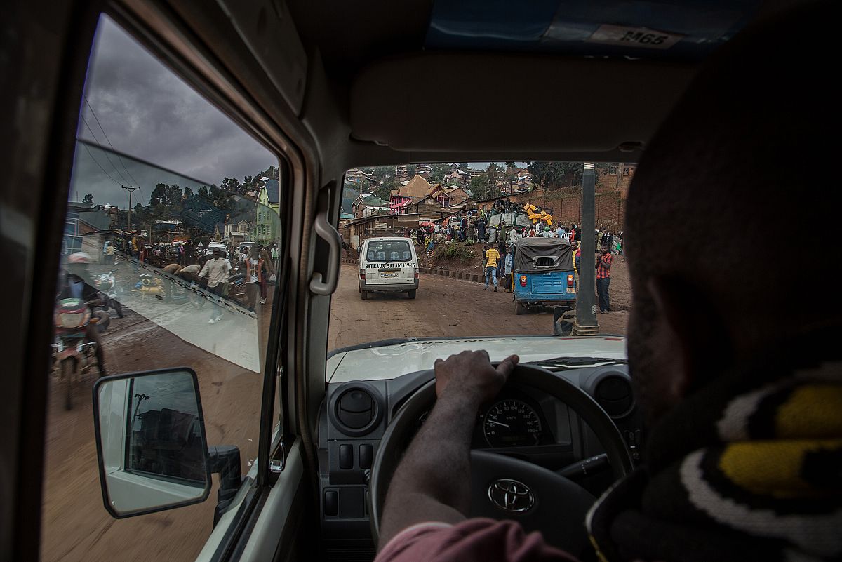 Vista de la bulliciosa vida en las calles de Bukavu desde el interior de un vehuclo de MSF.