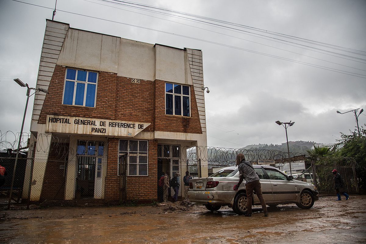 La entrada del hospital de Panzi, tras un alambrado de espinos, desde la embarrada calle de las afueras de Bukavu.