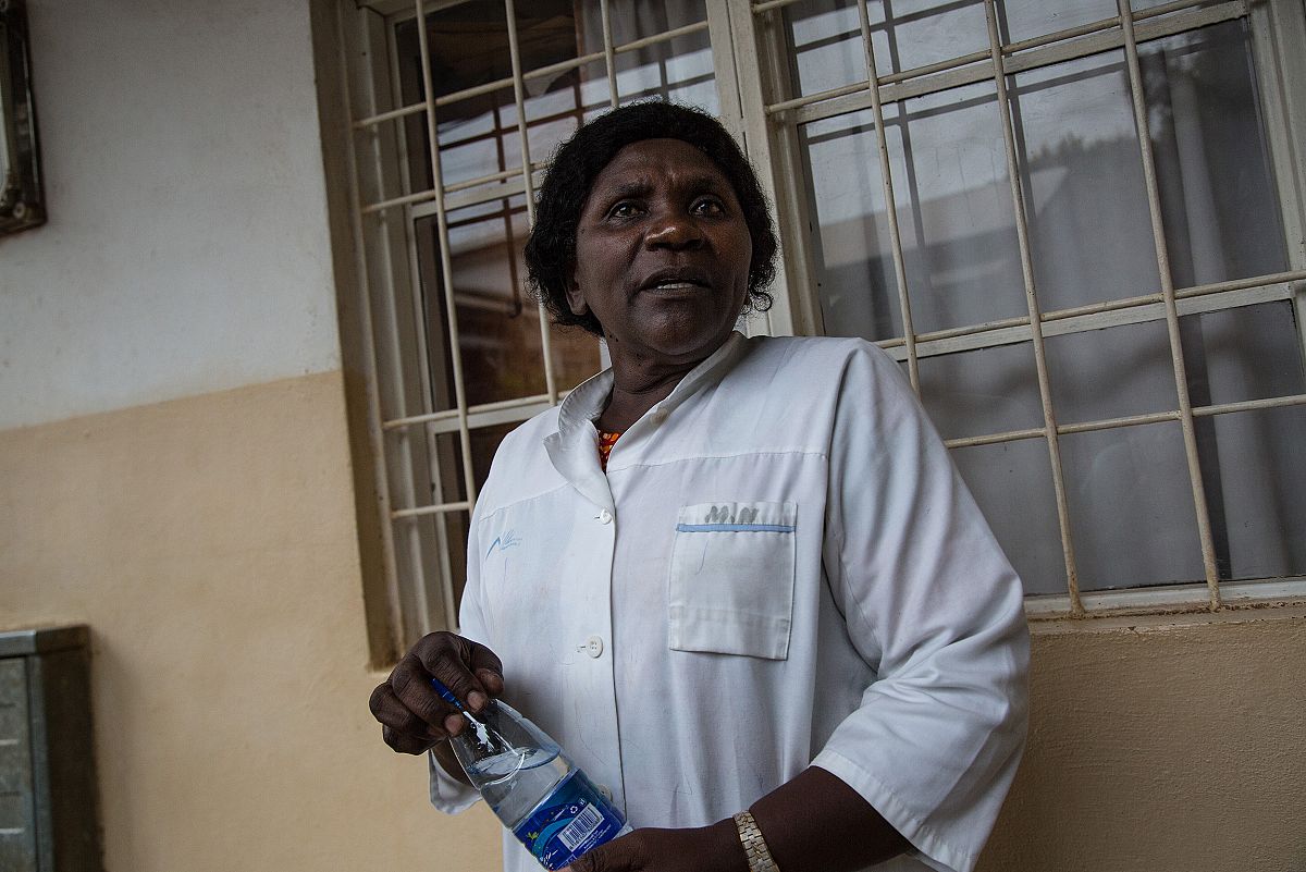 Plano medio de Esther, delante de una ventana del hospital, mientras habla a la cmara.